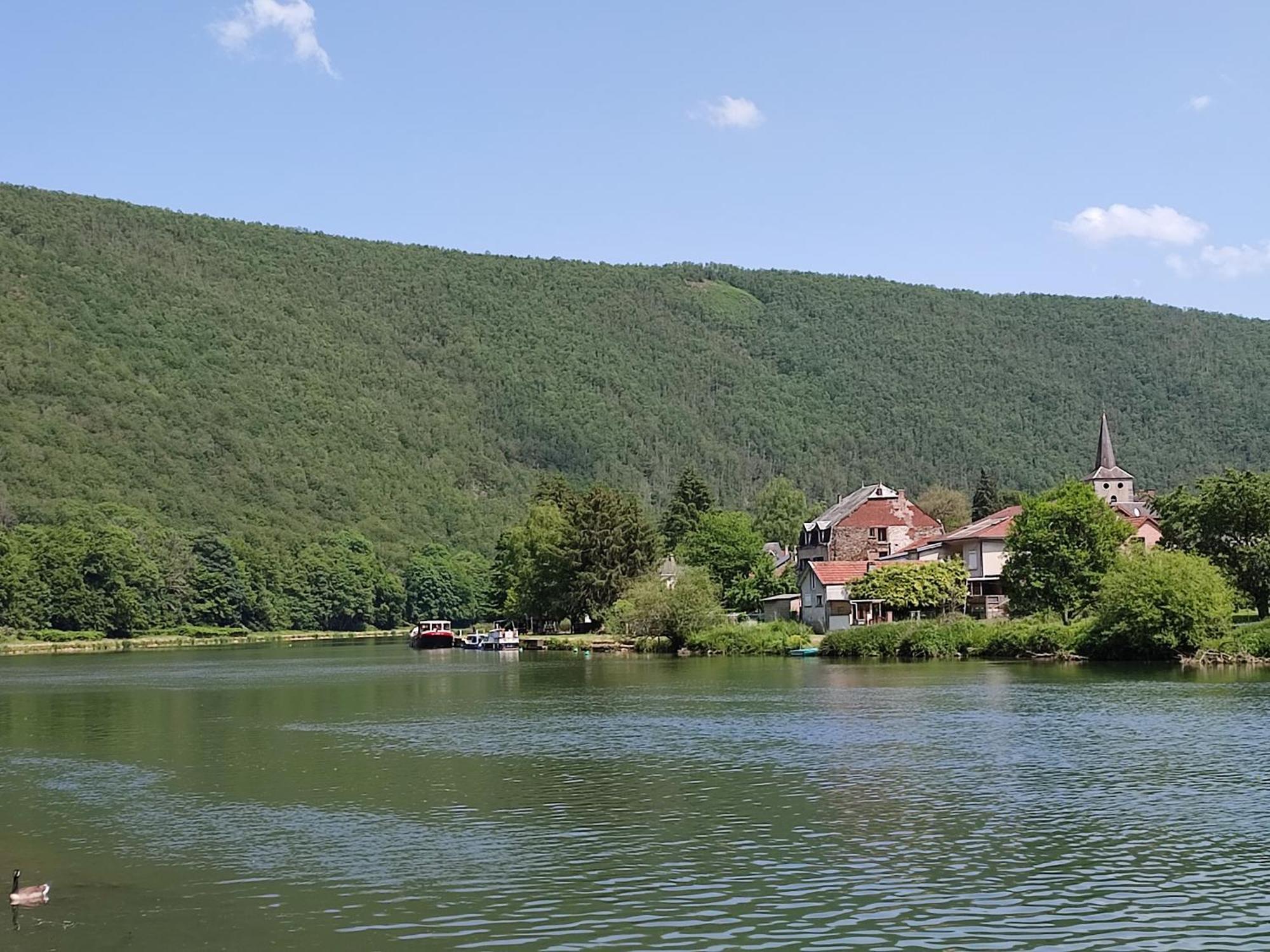 Entre Meuse Et Foret Revin  Exterior foto